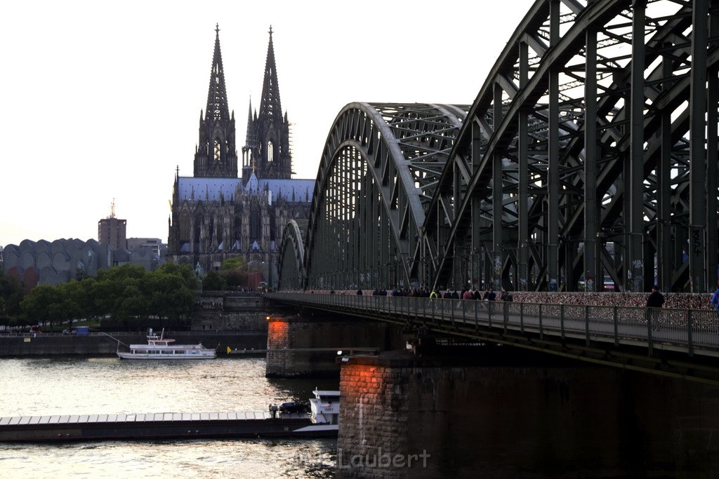 PSpringt kein Suizid Brueckenspringer Koeln Hohenzollernbruecke P271.JPG - Miklos Laubert